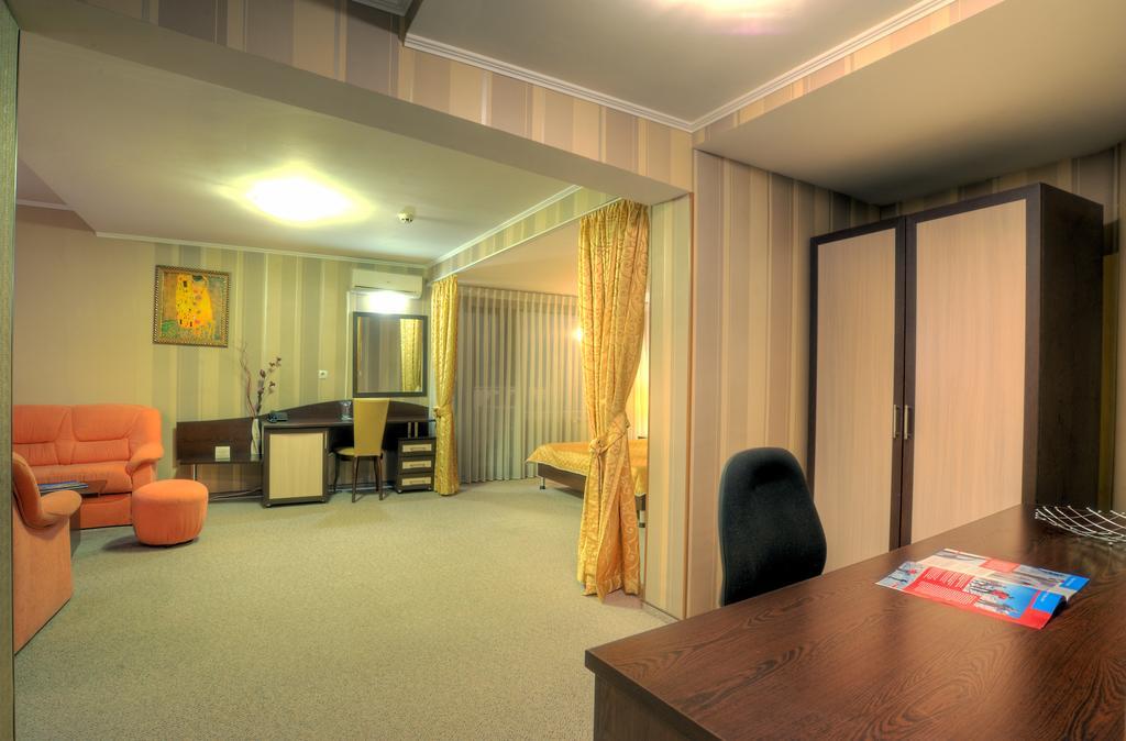 Luxor Hotel Smoljan Esterno foto