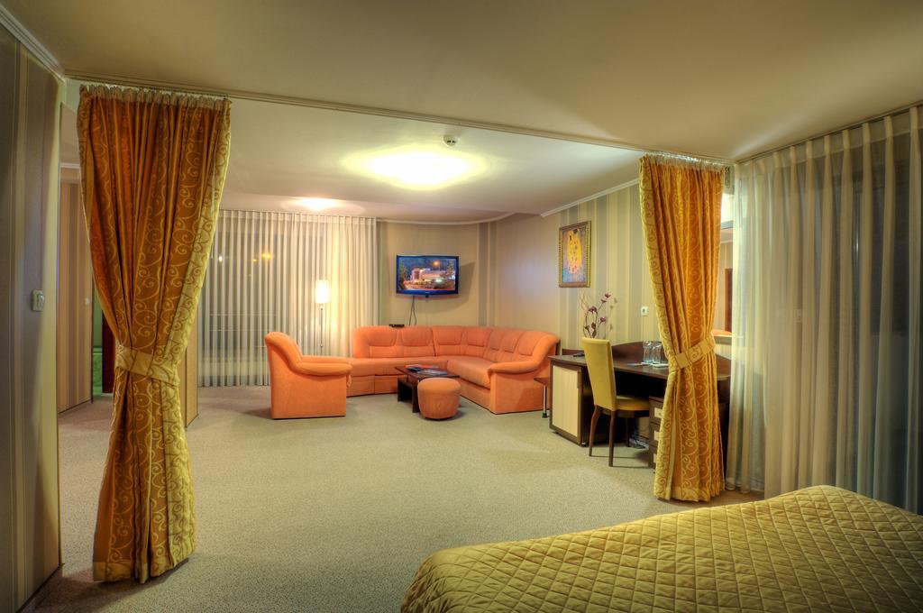 Luxor Hotel Smoljan Esterno foto